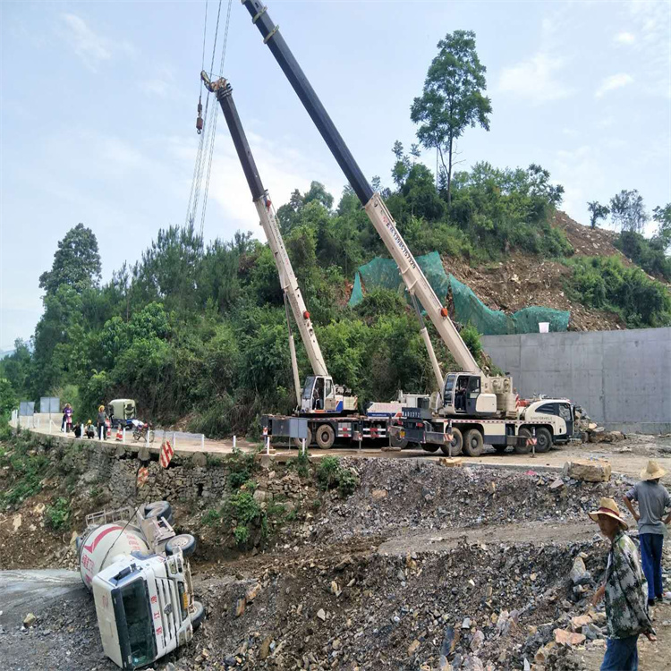 汝南汽车掉沟里叫吊车救援要多少钱